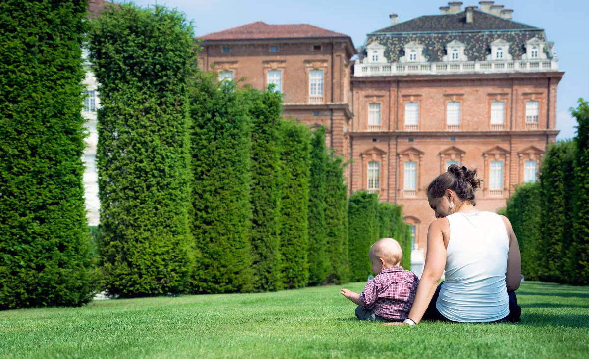 Mamma con bambina nei Giardini della Reggia - Foto di Luca Martinetto