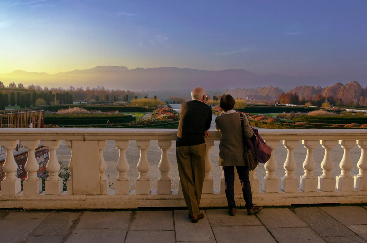 Giardini della Reggia di Venaria di sera con visitatori - Foto di Paolo Scaglione