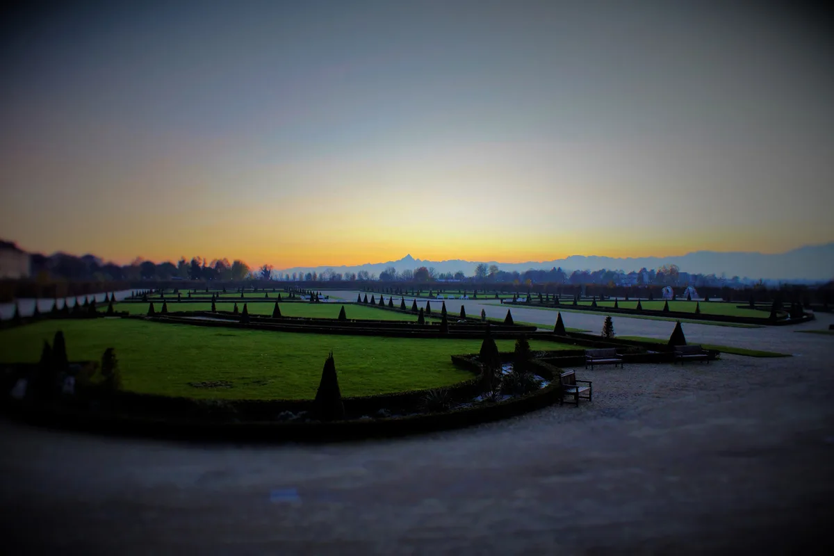 Girdini della reggia di Venaria - Tramonto sul Gran Parterre e Monviso sullo sfondo -  Foto di Stefano Riccardi