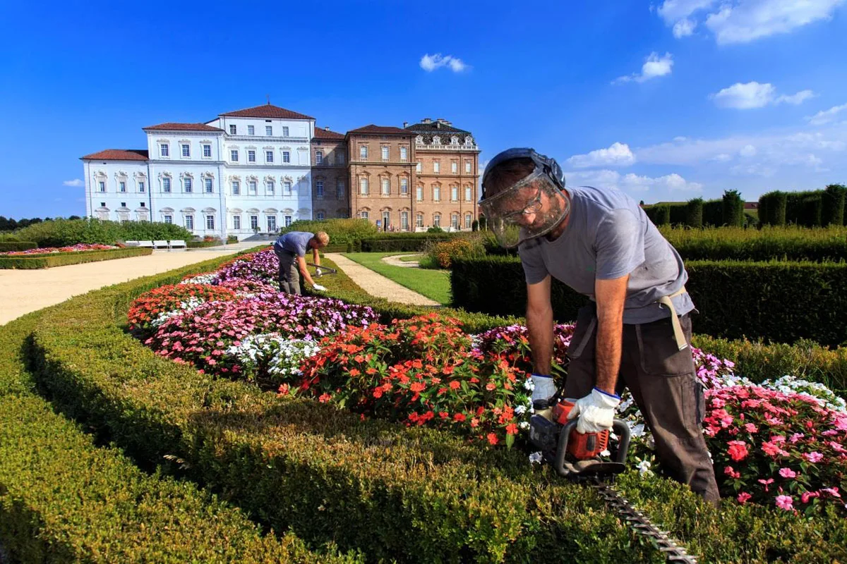 Giardinieri al lavoro nel Giardino a Fiori della Reggia di Venaria