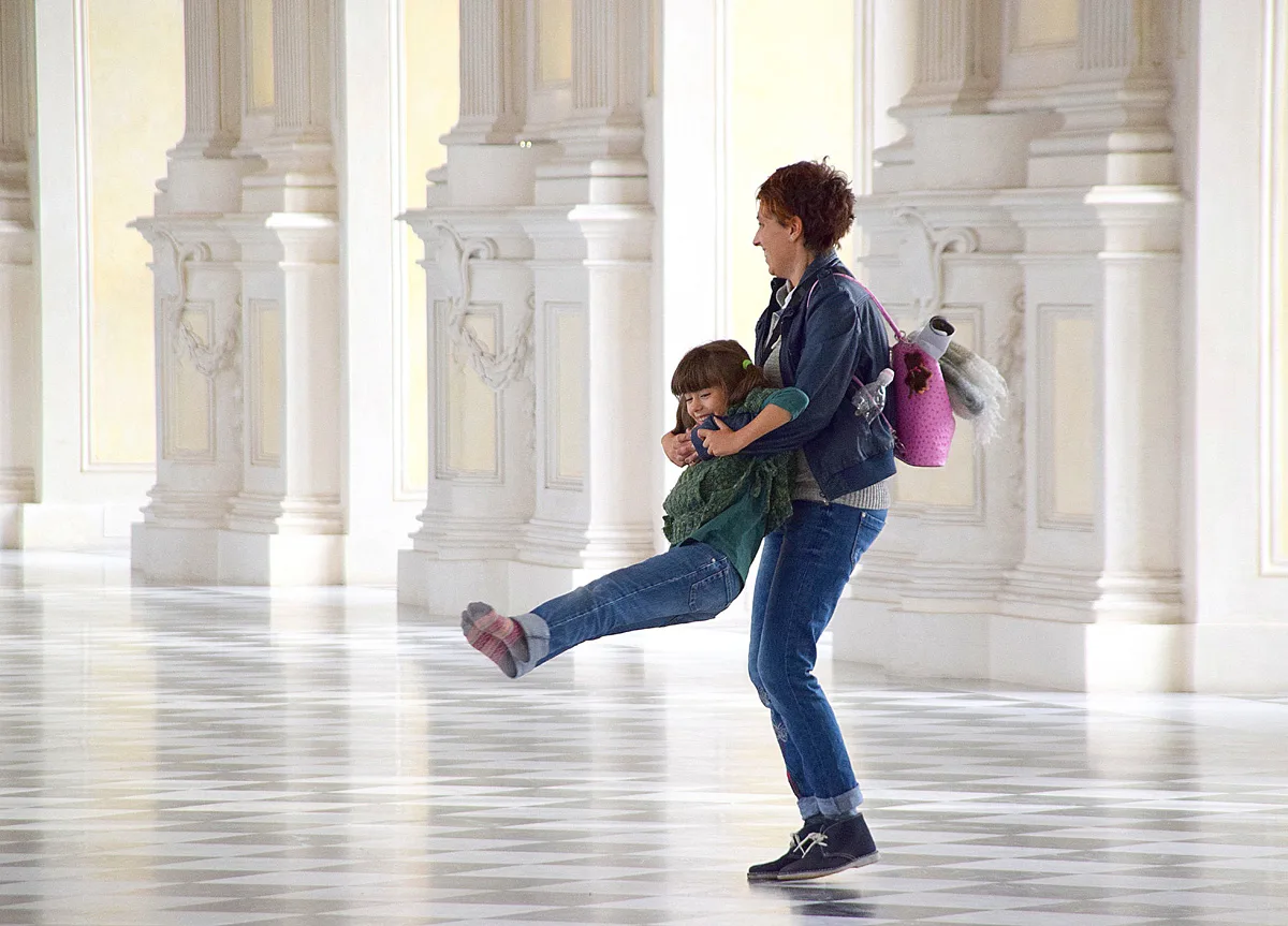 Mamma con bambina nella Galleria Grande - Foto di Fabiana Berton Gemma