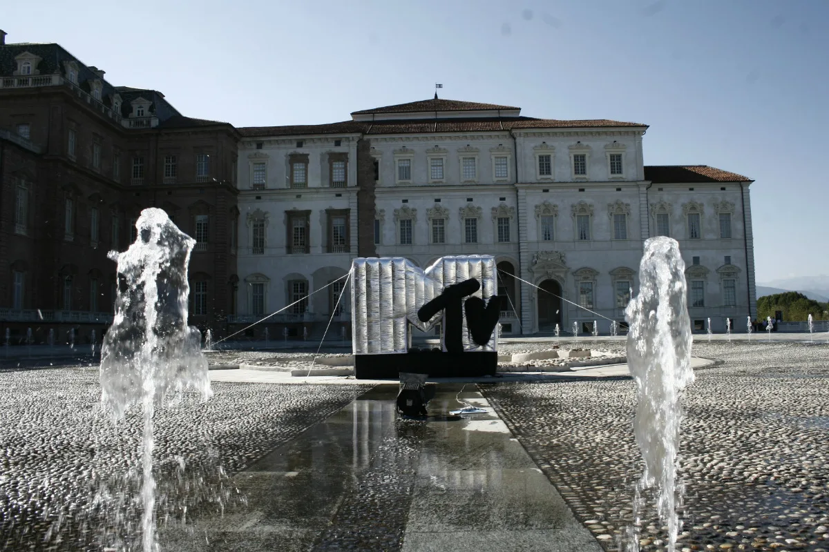 Il logo di MTV nella Corte d'onore della Reggia di Venaria
