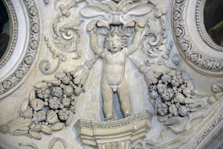 Stuccatore luganese, Putto con fiori, 1660-1662 circa, particolare della volta. Reggia di Venaria, Sala delle cacce infernali, anticamera dell'appartamento della principessa Ludovica
