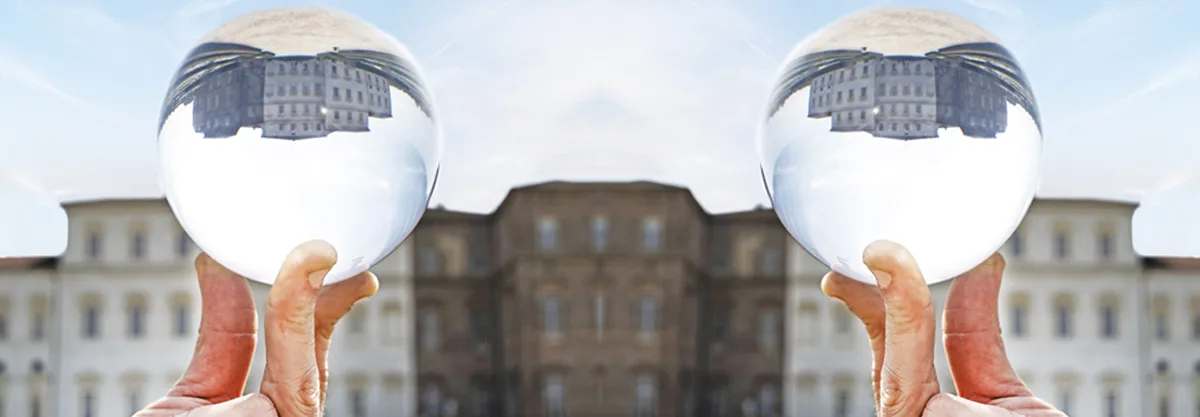La reggia si specchia capovolta in una doppia sfera