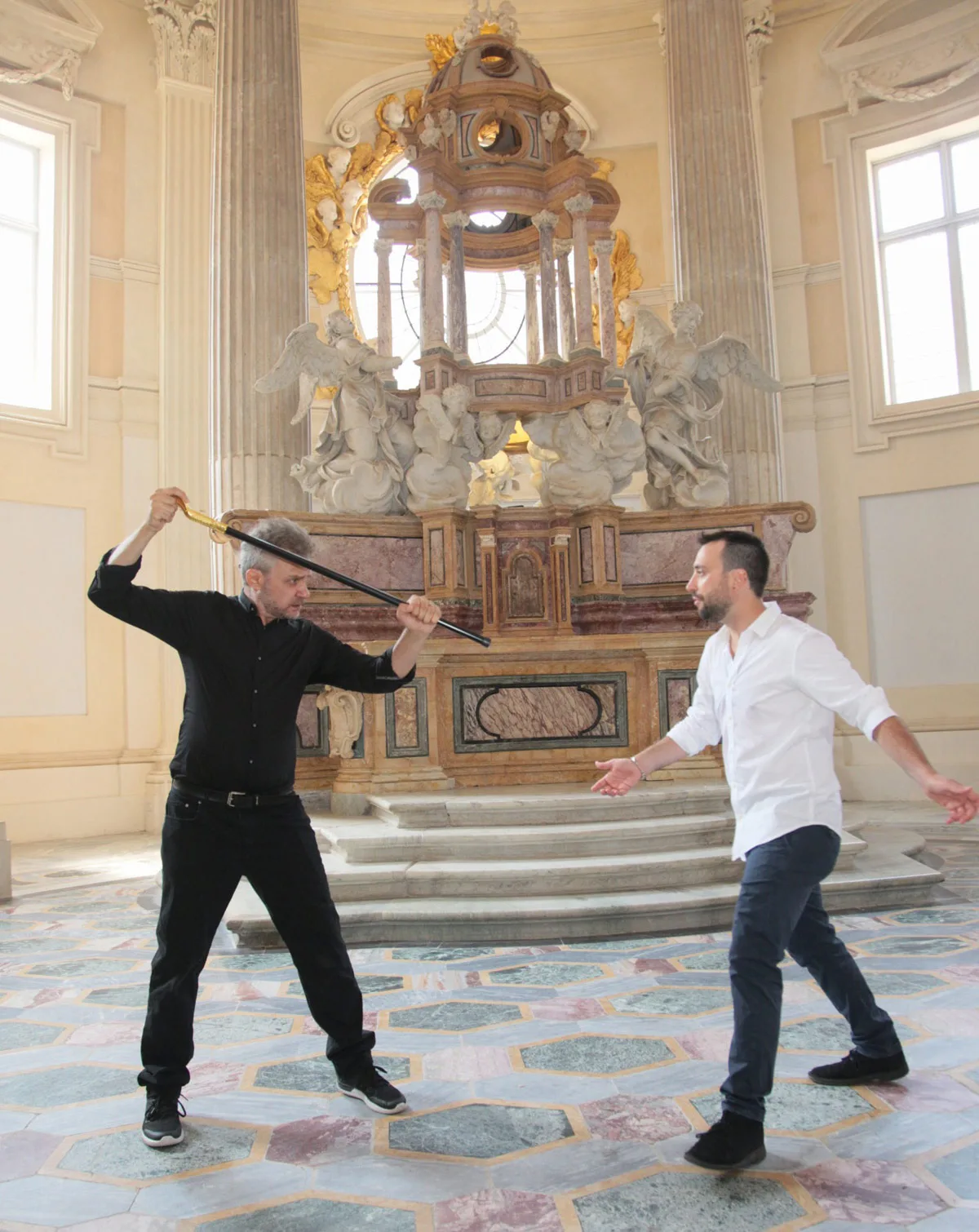 Gli attori Davide Viano e Gabriele Zunino durante la visita teatrale alla Reggia di Venaria