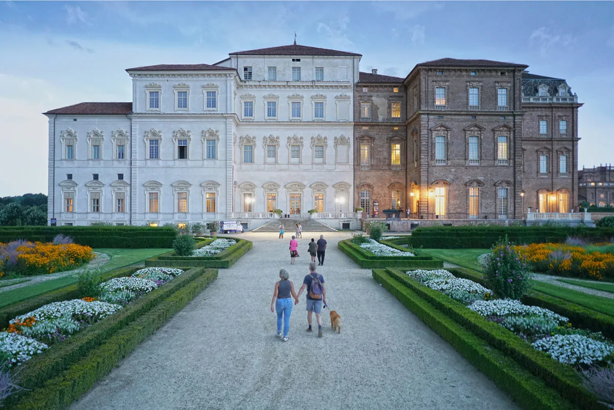 Visitatori nei Giardini di sera - Foto Michele D'Ottavio