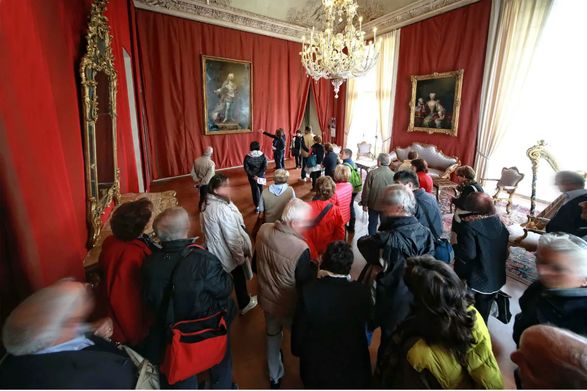 Visitatori nelle sale della Reggia