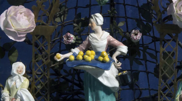 Manifattura francese, Orologio, 1750 circa. Figure in porcellana di Meissen montate su bronzo dorato guarnito di fiori in porcellana a pasta tenera di Vincennes. Particolare