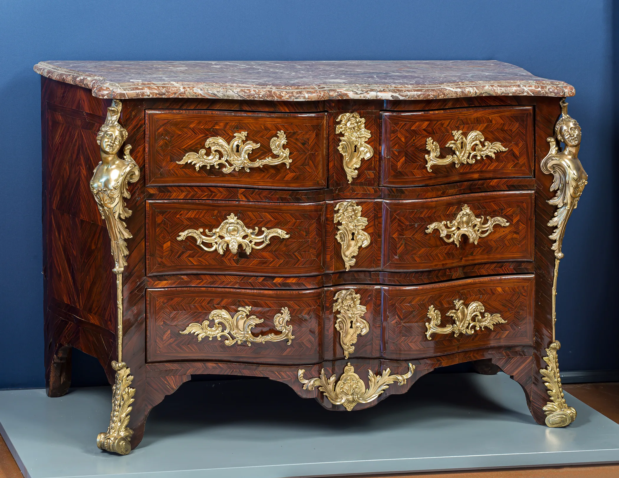 Maestro FF (Francois Fleury?), Commode “a balestra”, 1730-1750, Legno sagomato e impiallacciato, bronzo dorato