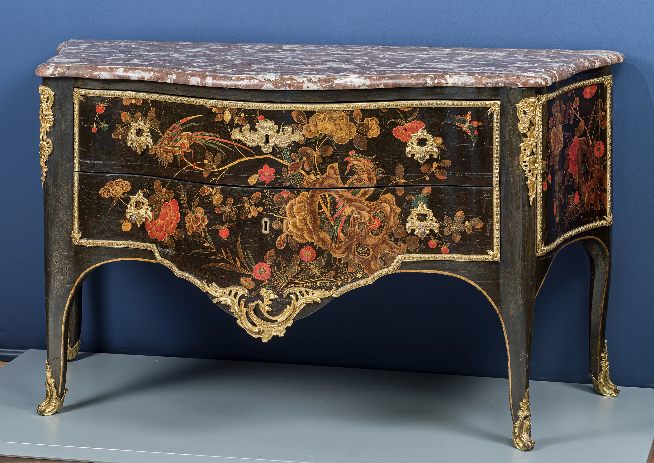 Manifattura francesce, Commode, 1750 ca., Legno, lacca francese “a imitazione orientale”, bronzo dorato.