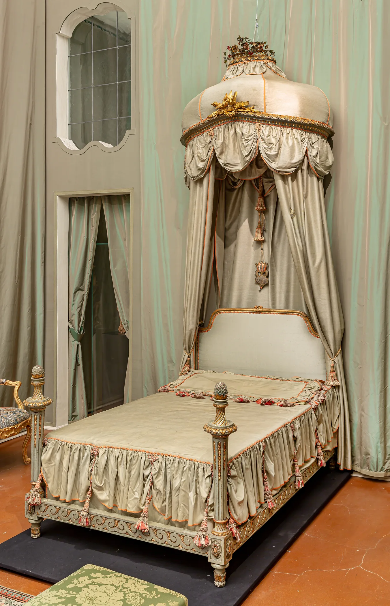 Artigiani torinesi, Legno intagliato, scolpito, laccato e dorato, tessuto, 1960 – 1970