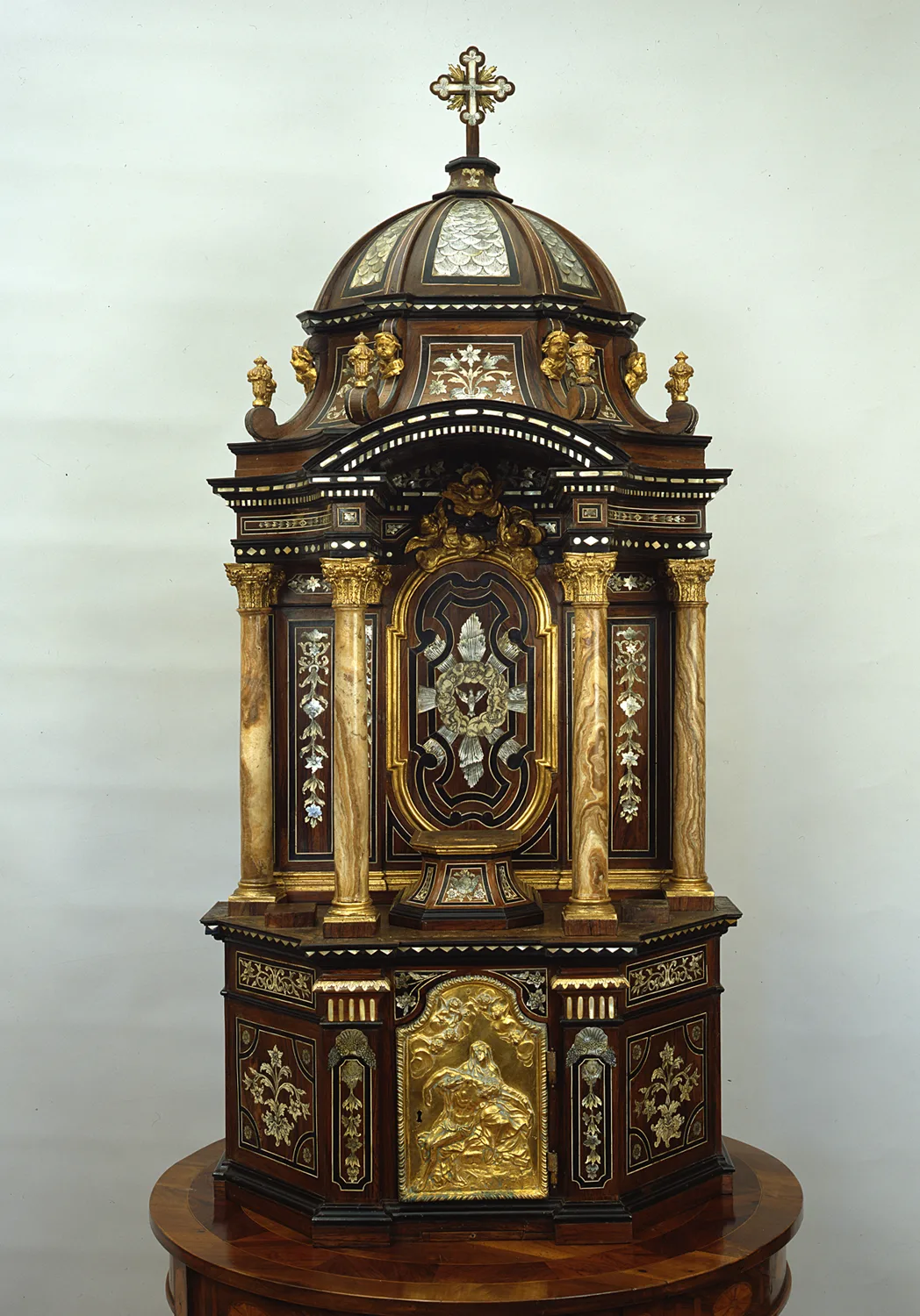 Luigi Prinotto, Tabernacolo, 1750 - 1755 ca., Legno intagliato, dorato e intarsiato in avorio e madreperla; alabastro di Busca; lamina di rame sbalzata e dorata su supporto ligneo.