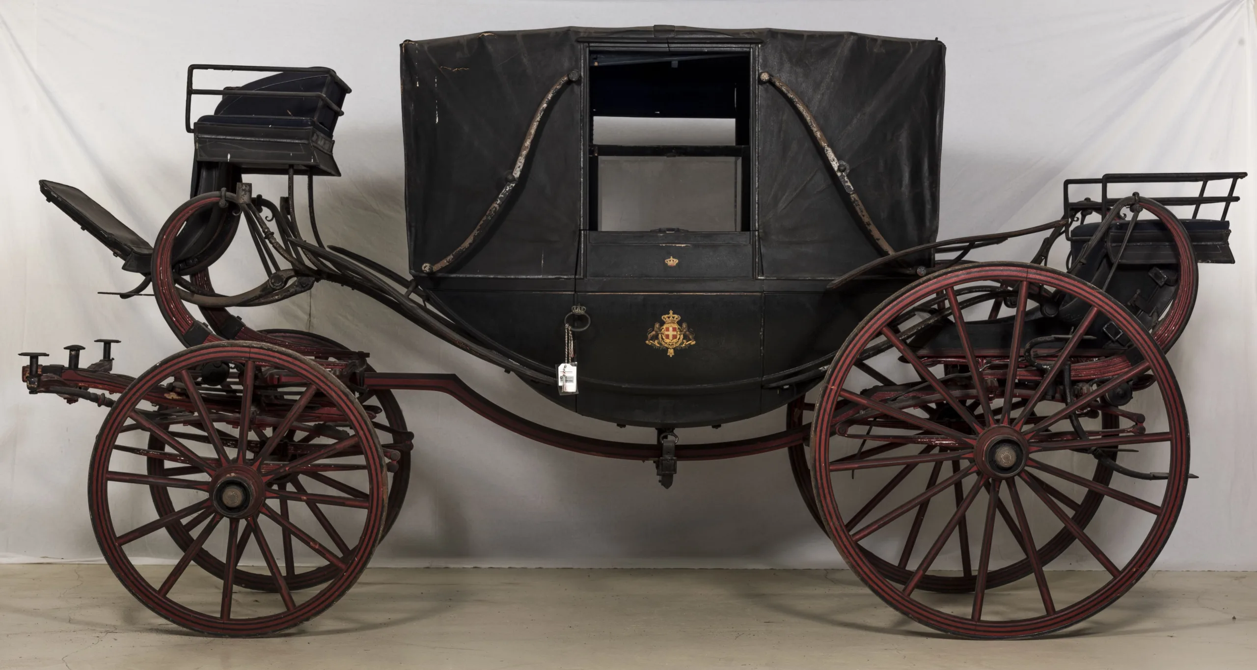 Ditta Cesare Sala (Milano), Landau a bateau, 1889, legno, cuoio, ferro, velluto, crine, seta, vetro, gomma