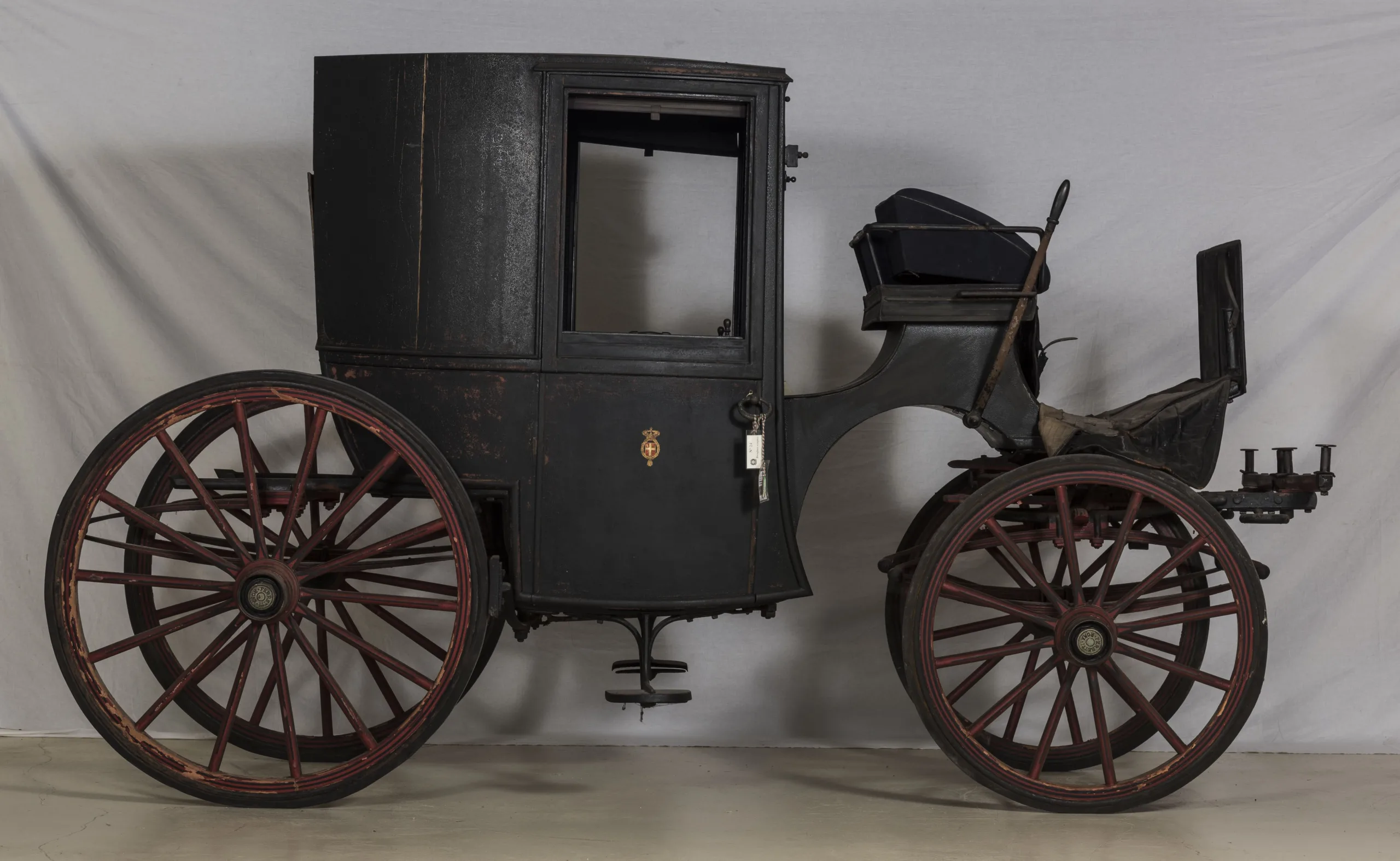 Ditta Carlo Ferretti (Roma), Brougham, 1907, legno, cuoio, bronzo, ferro, velluto, crine, seta, lana, vetro, gomma